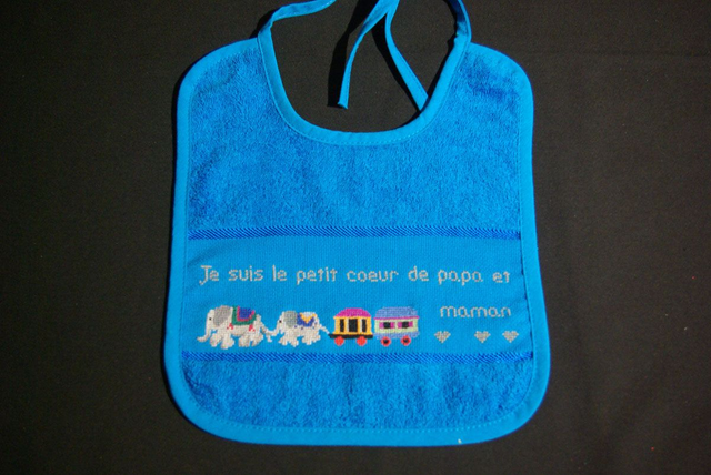 103-Bavoir brodé BLEU