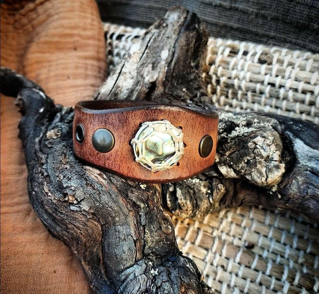 Bracelet fin avec sa pierre en nacre d&#039;ormeau 