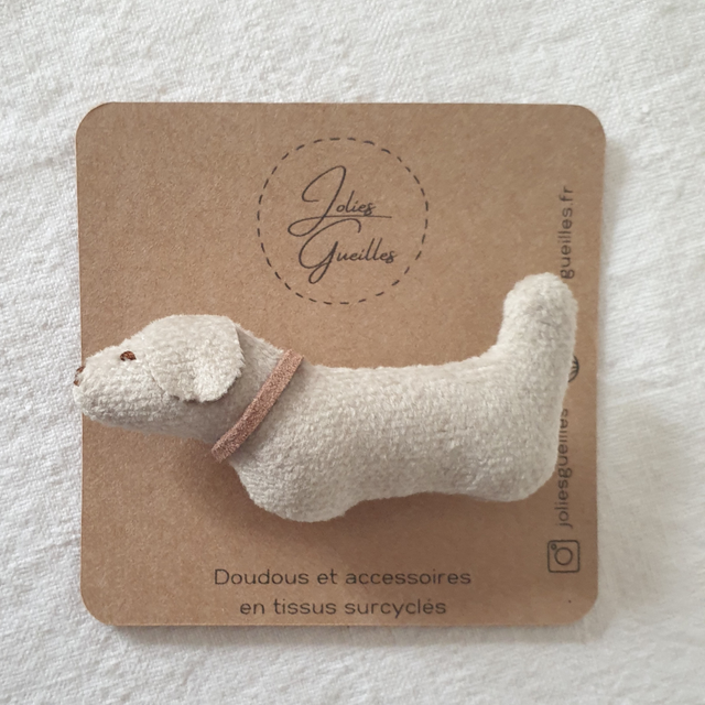 La broche teckel écru