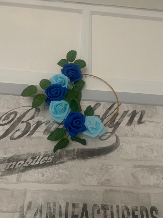 Mon accroche photo de rose en mousse bleu