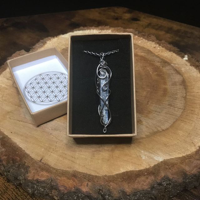 Pendentif KYANITE - BIJOU ARTISANAL Gamme &quot;DANA&quot; - [fils et chaîne inox]