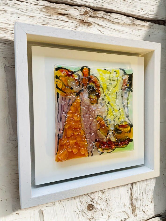 How Is This a Cow - Glas sculptuur 10x10 - op wit aluminium 14x14 - in wit houten baklijst 17x17 