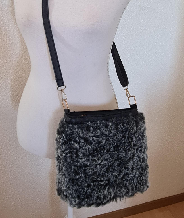 Petit sac couvert de tricot avec laine imitation fourrure gris 