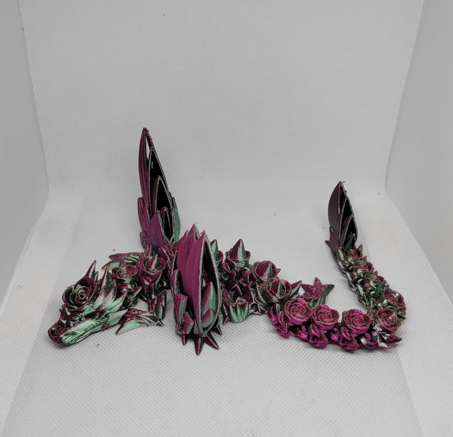 Dragon roses avec ailes