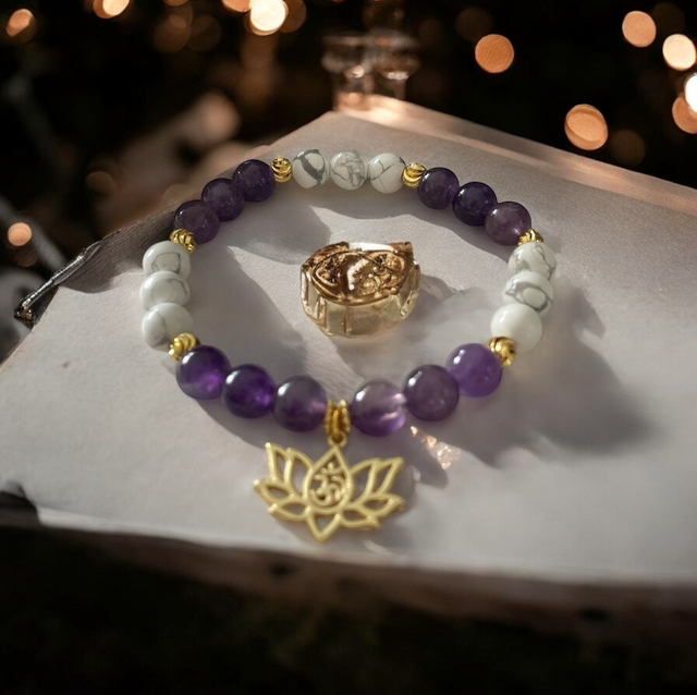 Bracelet bien-être U1 « 𝐃𝐮𝐥𝐳𝐮𝐫𝐚 » Howlite Améthyste Charm’s fleur de Lotus