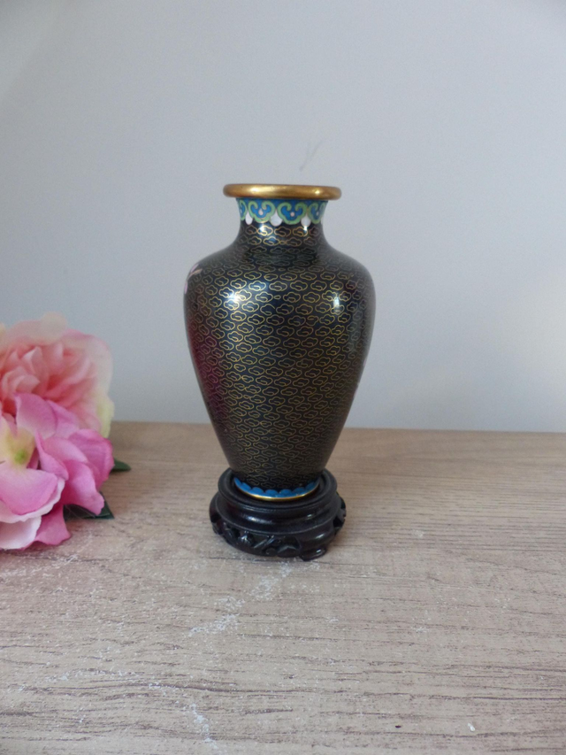 Petit Vase Vintage en Laiton Cloisonné – Motif Fleurs de Cerisier – Style Asiatique sur Socle - Décoration Maison Ambiance Asie