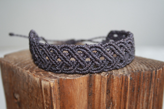 Breites Unisex-Armband mit keltischem Knotenmuster
