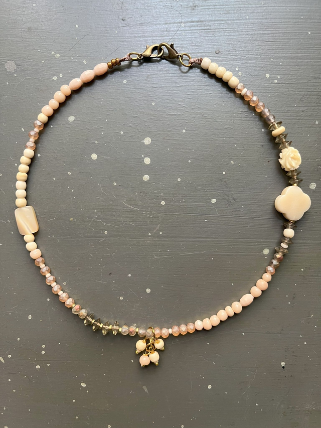 Collier ras du cou en perles anciennes 