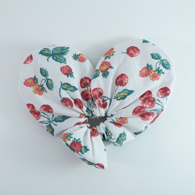Scrunchy cœur XXL – Motif fruits rouges