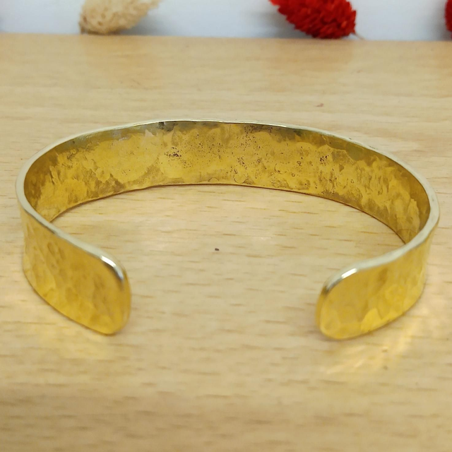 Bracelet en laiton martelé large - bienfaisant et élégant