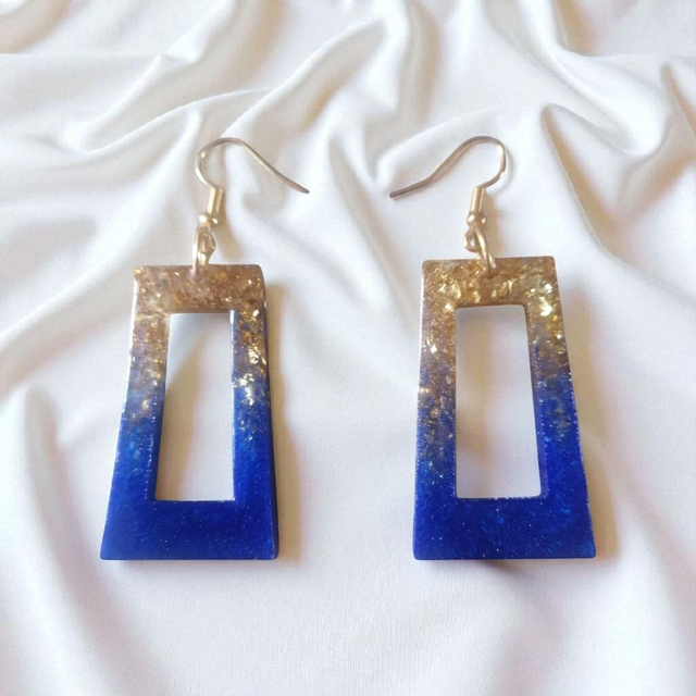 Boucles d&#039;oreilles artisanales en résine uv, hypoallergénique fait main en France 