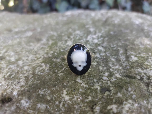 Bague ovale argentée demi crâne