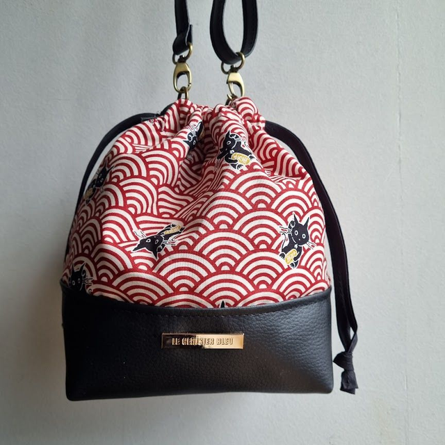 Baluchon "Maneki" rouge & simili cuir noir