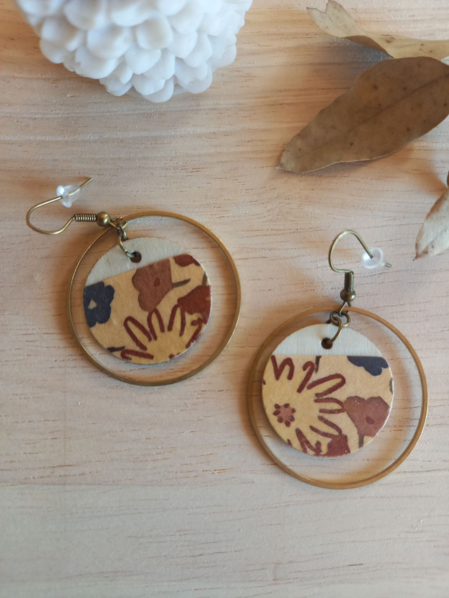 Boucles d&#039;oreilles Bois - disque bois et papier décoratif printemps - fleurs diverses- jaune - montures bronze