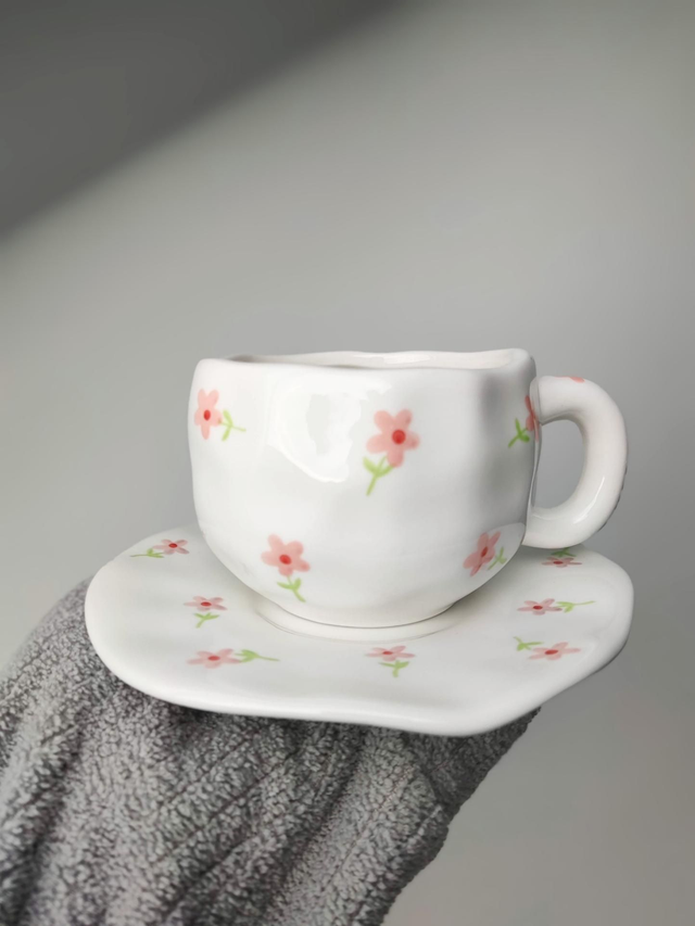 Tasse et soucoupe en céramique roses claires