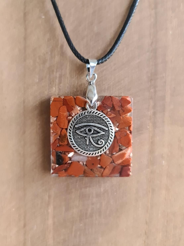 Médaillon carré Horus Jaspe rouge 