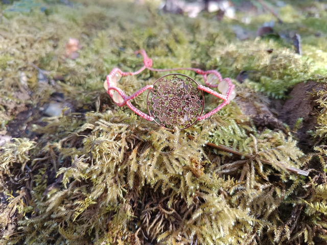 Bracelet avec estampe doré et perle en calcite orange 