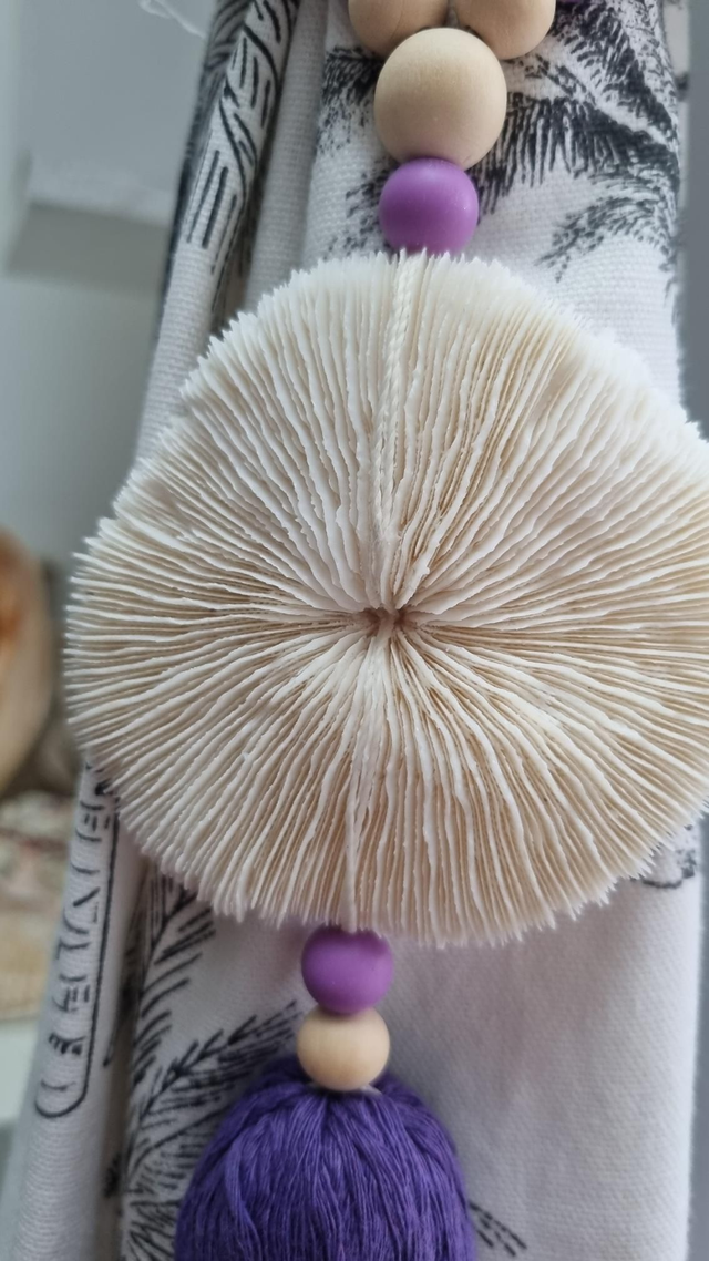 Embrasse corail pompon violet