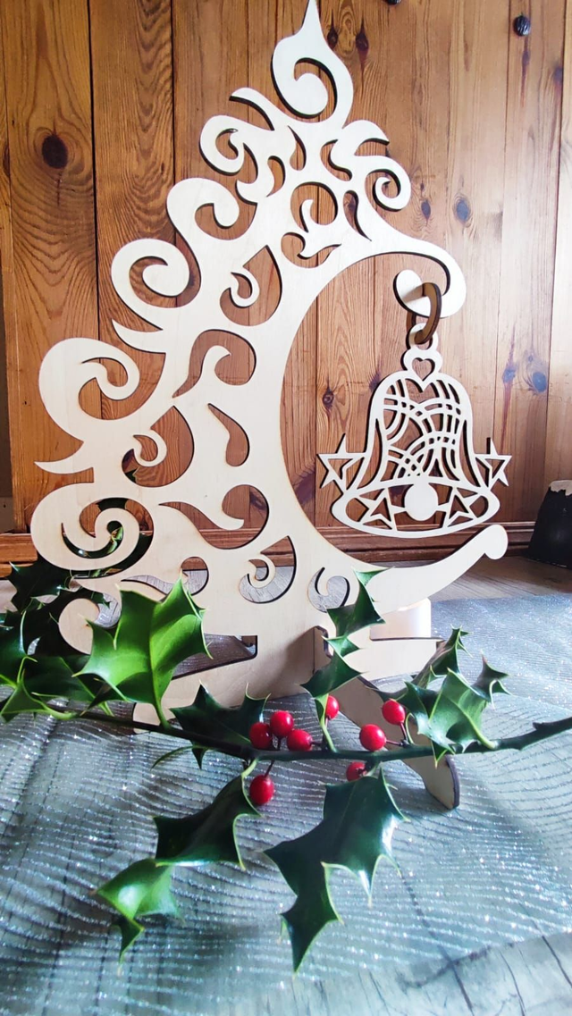 Sapin de Noël stylisé en bois découpé au laser
