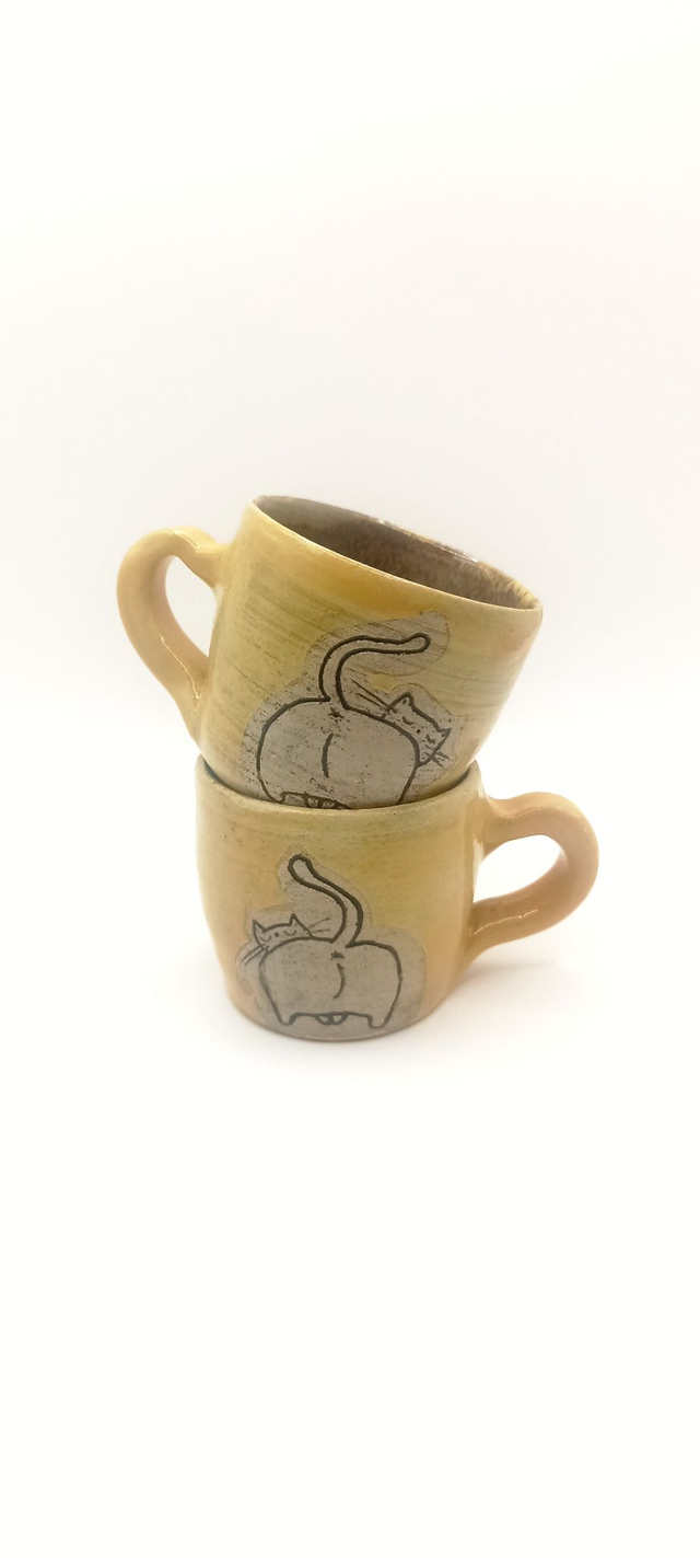 The yellow cheecky cat mugs 