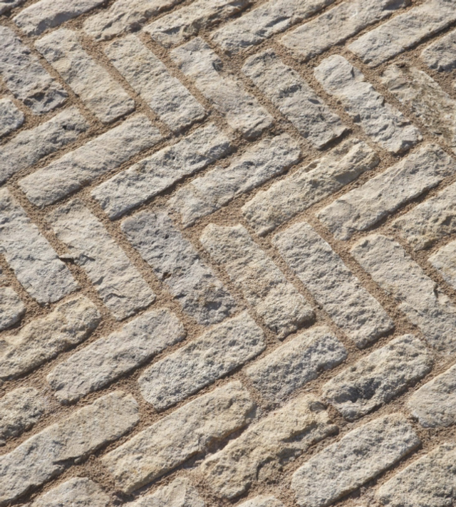  Pavés Chevron avec son effet tissé distinctif, ce chevron en Auberoche ( prix au m2 )