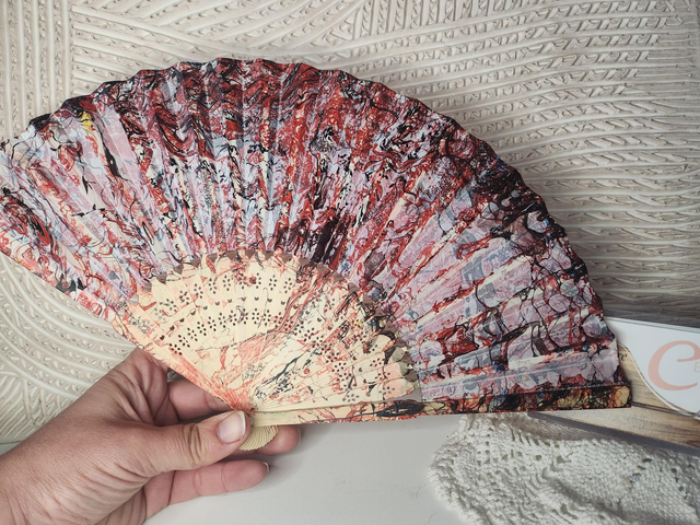 Eventail rouge ,noir, blanc