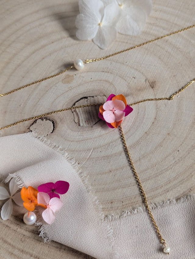 Collier de dos Peachy Pinky - Hortensia stabilisé et perle d'eau douce