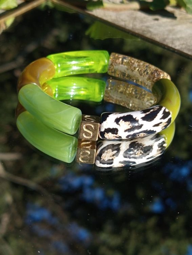 Bracelet jonc perles tubes acrylique léopard Indrani Hara