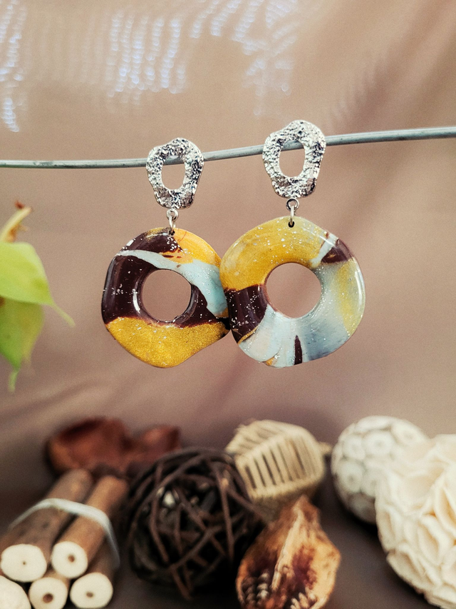 Boucles d’oreilles assorties collier en argile polymère résinée