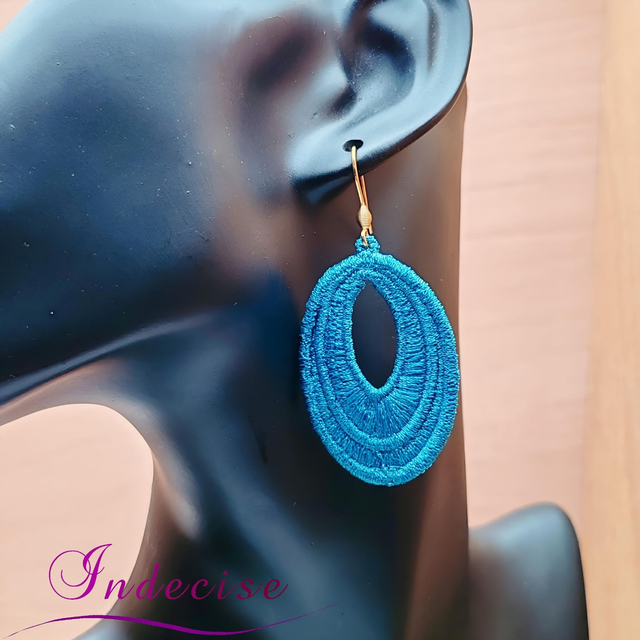 Boucles d'oreilles bleu canard, broderie en machine - Créations issues de l'artisanat français par Indecise