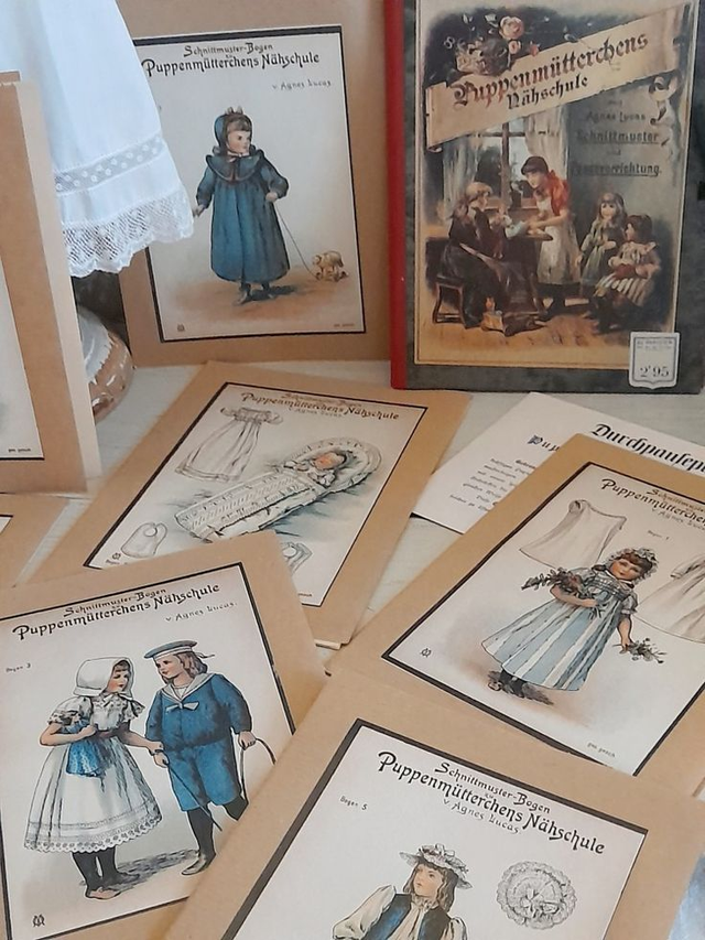 Patrons de poupée Agnès Lucas dans pochette cartonnée illustrée