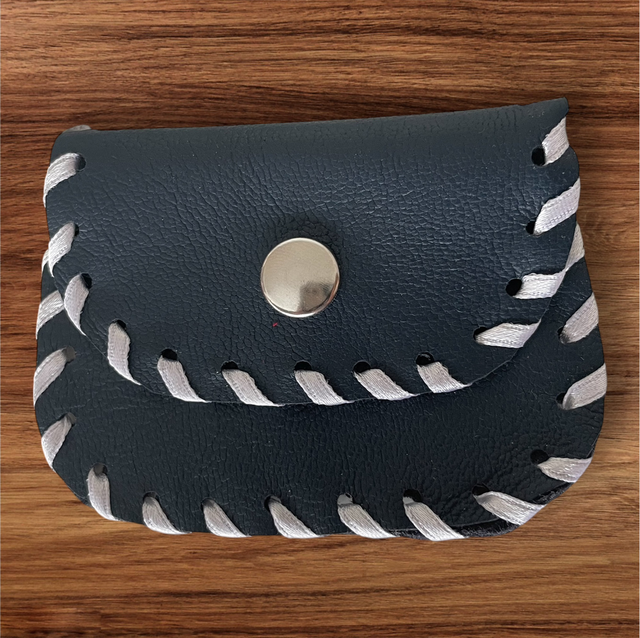 Pochette à chapelet en cuir marine