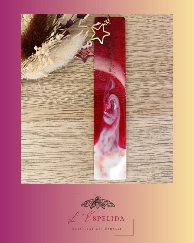 Marque page rouge à paillettes, blanc laiteux, feuilles or rose et breloques