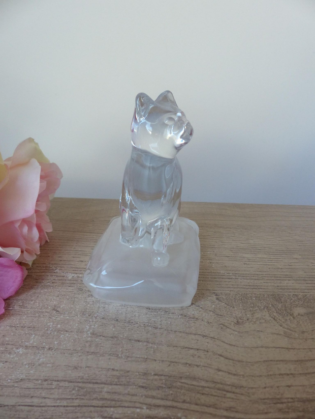 Figurine chat en verre sur coussin Cristal d'Arques en verre dépoli, Collection animal chat en verre vintage, Presse papier chat en verre