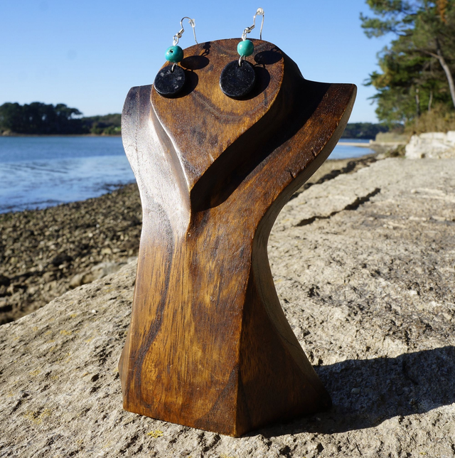 Petite tranche noire avec perle bleue