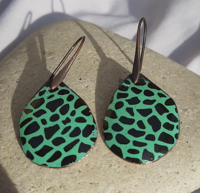 Boucles d&#039;oreilles Petites gouttes vertes &quot;Girafe&quot;