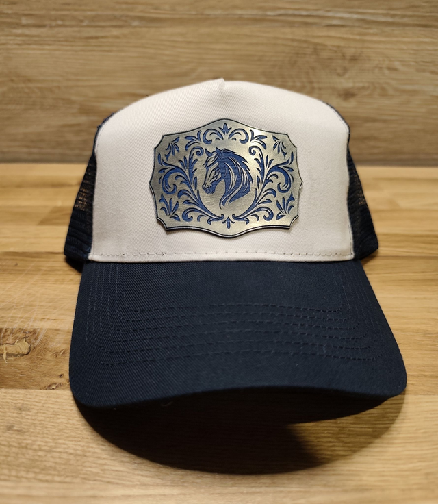 Casquette Trucker Blanche & Bleu – Patch Acrylique Boucle de Ceinture Western