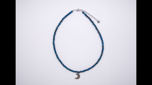 Collier lune de métal et perles de lapis lazuli