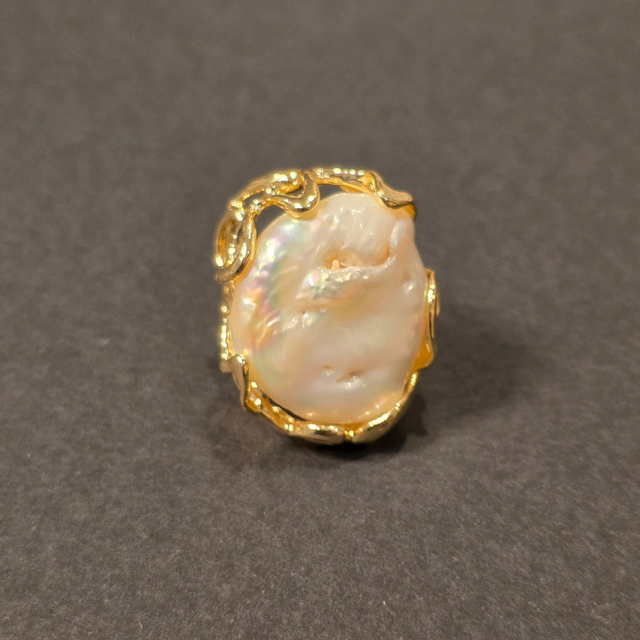 Anello in filo di bronzo placcato oro 24k, con perla barocca gigante 