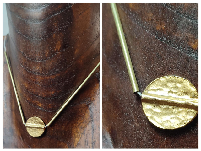 Collier doré à l&#039;or fin sur cercles et tiges, monté sur fil de lin avec chaîne d&#039;extension dorée en acier inoxydable - pièce unique 