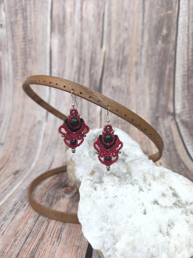 Boucles rouges et pierre de lave