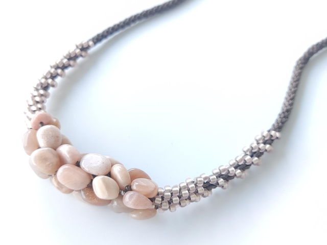 Collar rosa palo piedra del sol