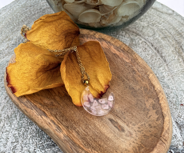 Collier lune résine et quartz rose en acier inoxydable doré « Jen » (collection octobre rose)