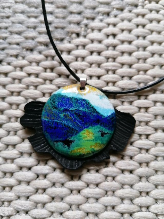 Pendentif en émail sur cuivre à la façon Léon Jouhaud 