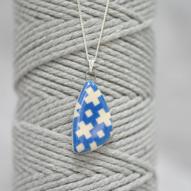 Drop-stone pendant necklace
