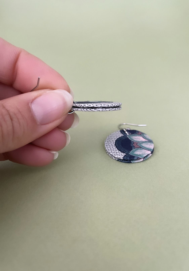 Boucles d'oreilles carton et tissu imprimé forme petites rondes, collection « lotus » - tons beige, vert et noir.