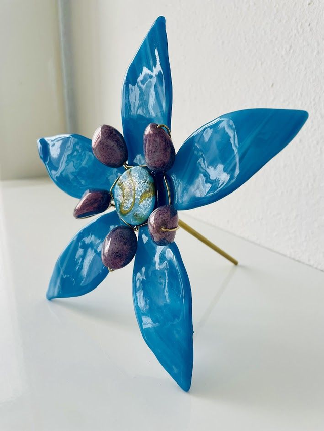 Sierlijke  Glazen Tuinsteker Blauwe Maan - Blauwe Bloemenkunst - Uniek Glasfusing Object voor Buiten &amp; Binnen