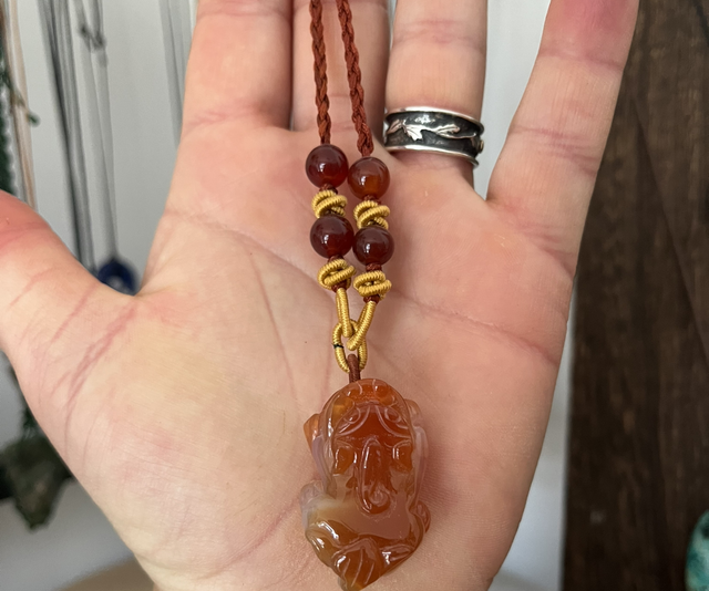 Pendentif en Cornaline Porte Chance - Crapaud