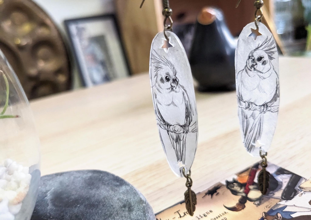 Perruches Calopsittes, boucles d&#039;oreilles,  avec breloque