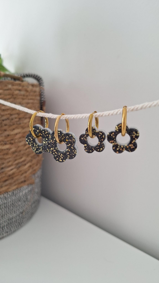 Boucles d&#039;oreilles Mère/Fille paillettes noires/dorées sur fond blanc 